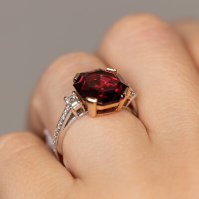 Bague en or blanc sertie d\'un grenat et de diamants