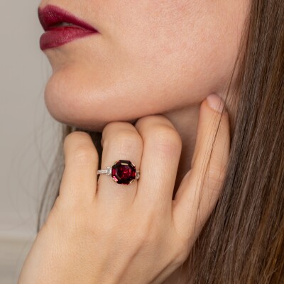 Bague en or blanc sertie d\'un grenat et de diamants
