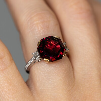 Bague en or blanc sertie d\'un grenat et de diamants