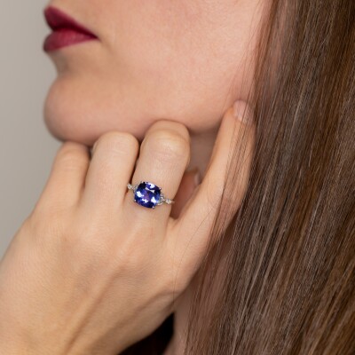 Bague en or blanc sertie de tanzanite et diamants