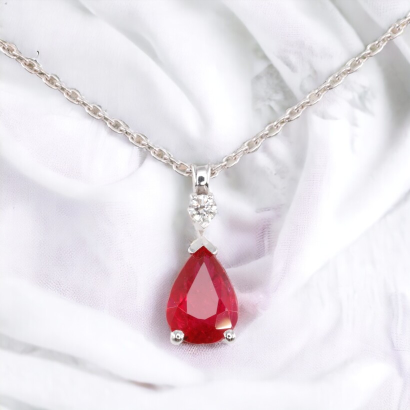 Pendentif rubis poire serti 3 griffes bélière sertie 1 diamant sur chaine or blanc