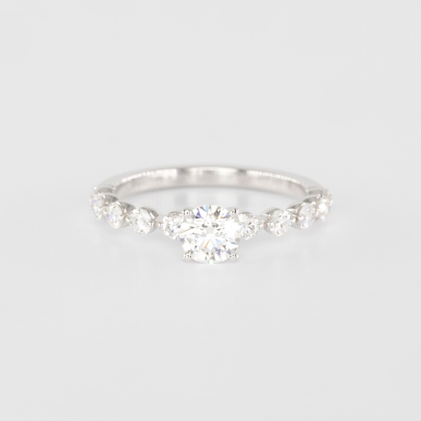 Bague solitaire en or blanc avec diamant accompagné