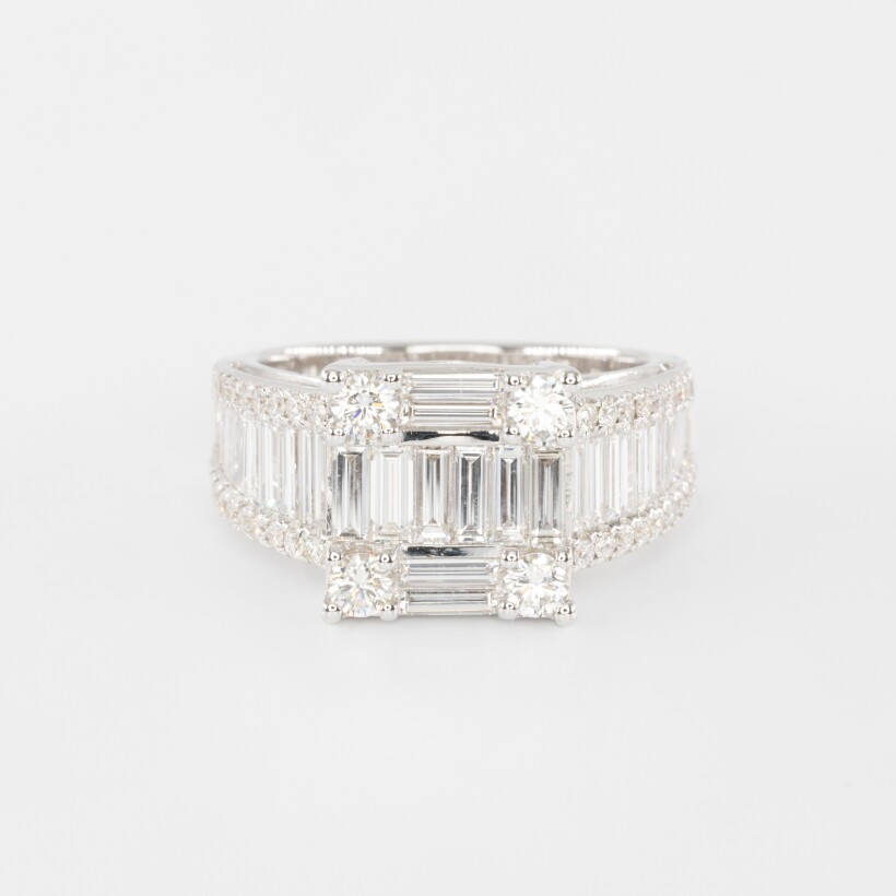 Bague en or blanc avec diamants centraux baguette et entourage de diamants brillants