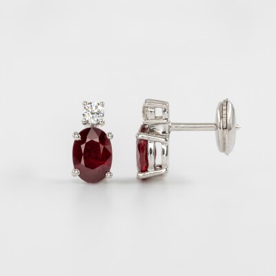 Puces d'oreilles or blanc, rubis & diamants