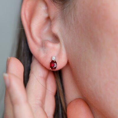 Puces d'oreilles or blanc, rubis & diamants