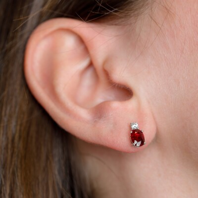 Puces d'oreilles or blanc, rubis & diamants