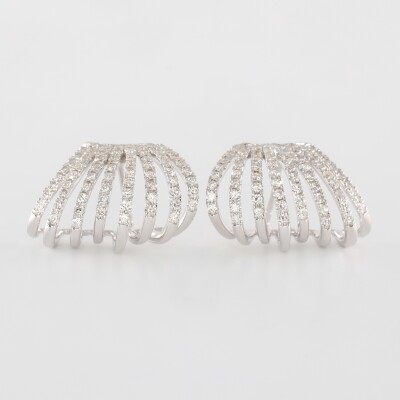 Demi-créoles huit fils en or blanc pavées de diamants