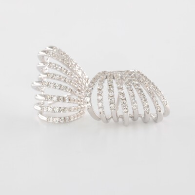 Demi-créoles huit fils en or blanc pavées de diamants