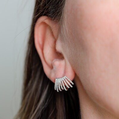 Demi-créoles huit fils en or blanc pavées de diamants