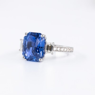 Bague or blanc, centre saphir taille radiant, diamants taille émeraude & brillant