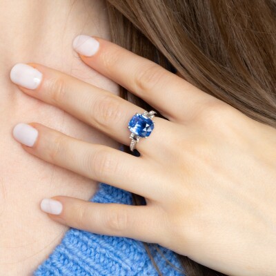 Bague or blanc, centre saphir taille radiant, diamants taille émeraude & brillant