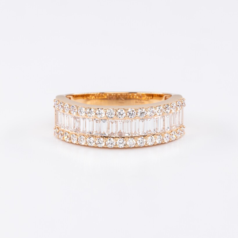 Bague en or rose centre diamants baguettes sertis rail et entourage de diamants brillants