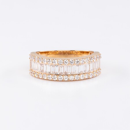 Bague en or rose centre diamants baguettes sertis rail et entourage de diamants brillants