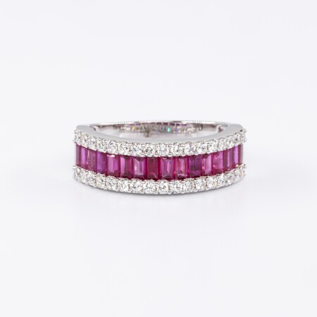 Bague en or blanc centre rubis baguettes serties en rail et entourage de diamants brillants