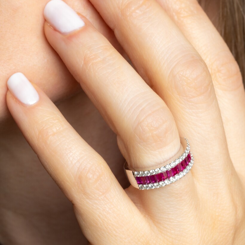 Bague en or blanc centre rubis baguettes serties en rail et entourage de diamants brillants