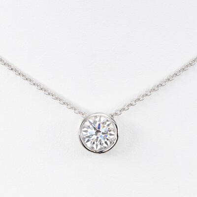 Pendentif sur chaine solitaire or blanc, diamant taille brillant 0.40ct serti clos