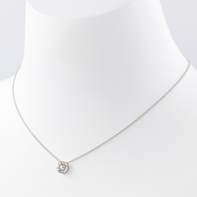 Pendentif sur chaine solitaire or blanc, diamant taille brillant 0.40ct serti clos