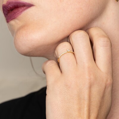 Solitaire or jaune, centre diamant taille brillant 0.10ct & diamants brillant