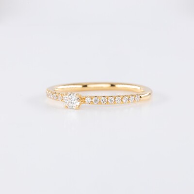 Solitaire or jaune, centre diamant taille brillant 0.10ct & diamants brillant