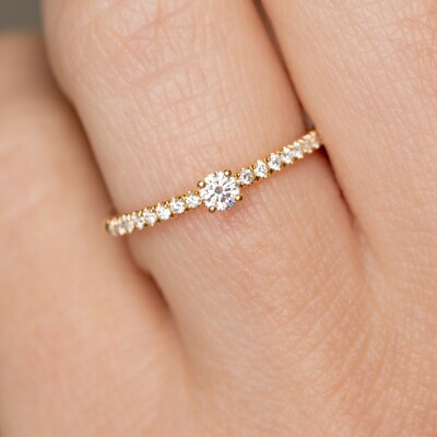 Solitaire or jaune, centre diamant taille brillant 0.10ct & diamants brillant