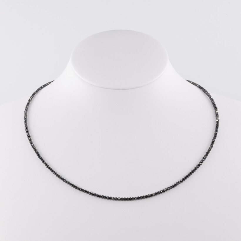 Collier rivière diamants noirs et fermoir en or blanc