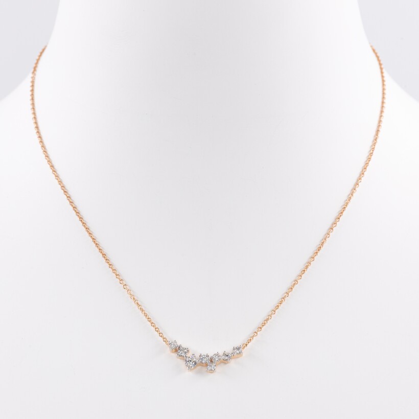 Collier en or rose centre rigide serti de diamants en quinconce