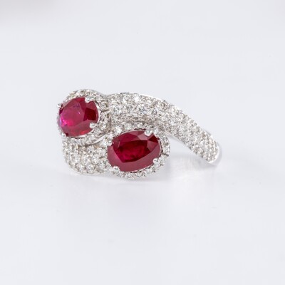 Bague en or blanc centre deux pierres rubis taillés en ovale accompagnés de diamants