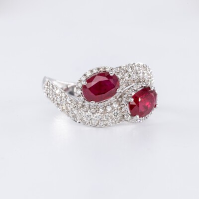 Bague en or blanc centre deux pierres rubis taillés en ovale accompagnés de diamants