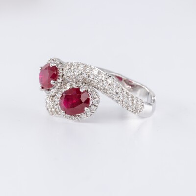 Bague en or blanc centre deux pierres rubis taillés en ovale accompagnés de diamants