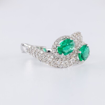 Bague en or blanc centre deux pierres émeraudes de taille ovale accompagnées de diamants