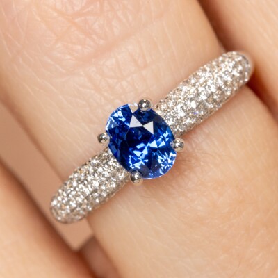 Bague or blanc, centre saphir taille ovale & diamants brillant