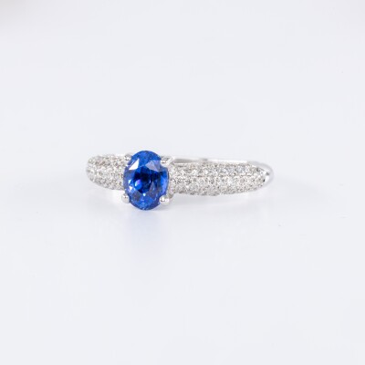 Bague or blanc, centre saphir taille ovale & diamants brillant