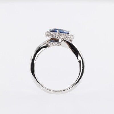 Bague en or blanc centre saphir bleu taille poire accompagnées de diamants taille brillant