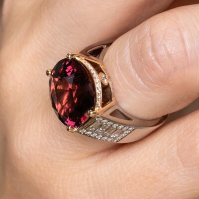 Bague 2 ors, centre spinelle taille ovale, diamants baguette & brillant