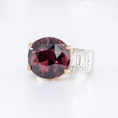 Bague 2 ors, centre spinelle taille ovale, diamants baguette & brillant