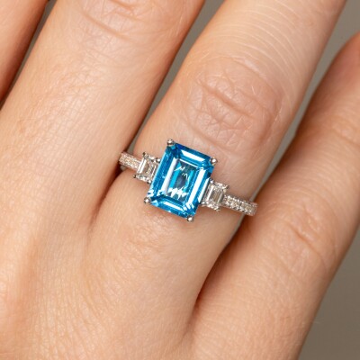 Bague or blanc, centre topaze taille émeraude, diamants taille émeraude & brillant