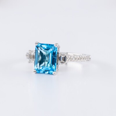 Bague or blanc, centre topaze taille émeraude, diamants taille émeraude & brillant