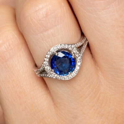 Bague en or blanc centre saphir bleu taille brillant accompagné de diamants