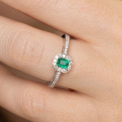 Bague or blanc, centre émeraude taille émeraude 0.25ct & diamants