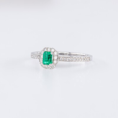 Bague or blanc, centre émeraude taille émeraude 0.25ct & diamants
