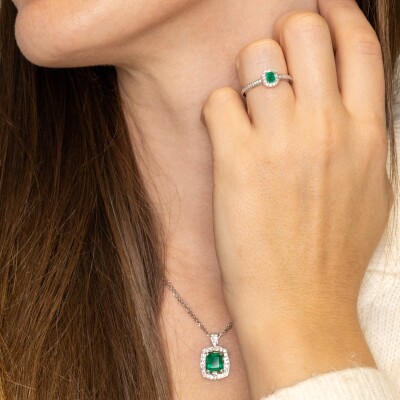 Bague or blanc, centre émeraude taille émeraude 0.25ct & diamants