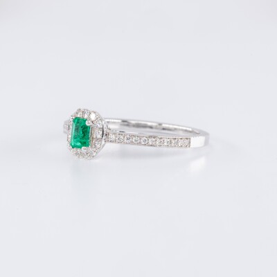 Bague or blanc, centre émeraude taille émeraude 0.25ct & diamants