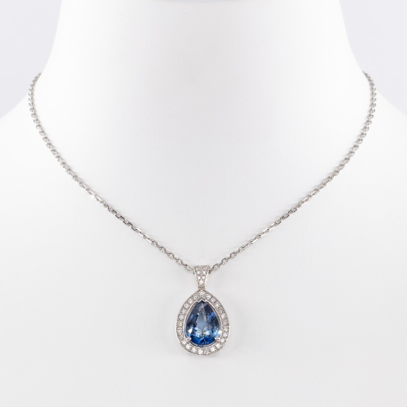 Pendentif en or blanc centre saphir bleu 3.08 Ct taille poire accompagné de diamants