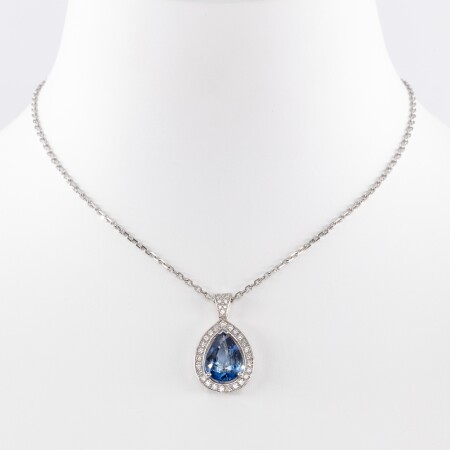 Pendentif en or blanc centre saphir bleu 3.08 Ct taille poire accompagné de diamants