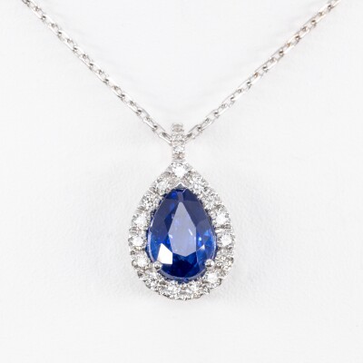 Pendentif sur chaine or blanc, centre saphir taille poire 1.09ct & diamants