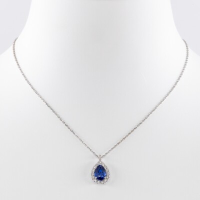 Pendentif sur chaine or blanc, centre saphir taille poire 1.09ct & diamants