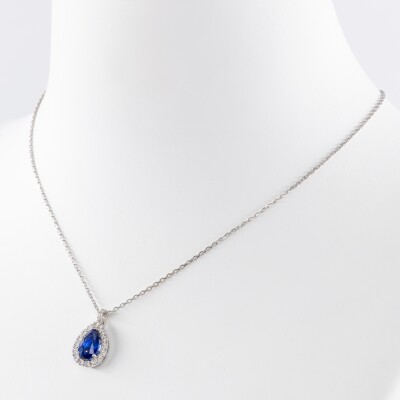 Pendentif sur chaine or blanc, centre saphir taille poire 1.09ct & diamants