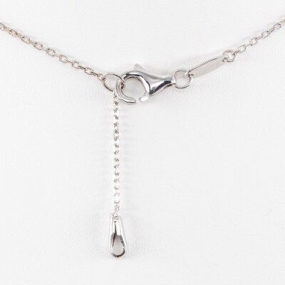 Pendentif sur chaine or blanc, centre saphir taille poire 1.09ct & diamants