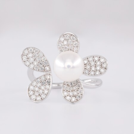 Bague Daisy en or blanc perle eau douce blanche et pavage diamants