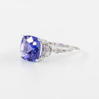 Bague en or blanc sertie de tanzanite et diamants